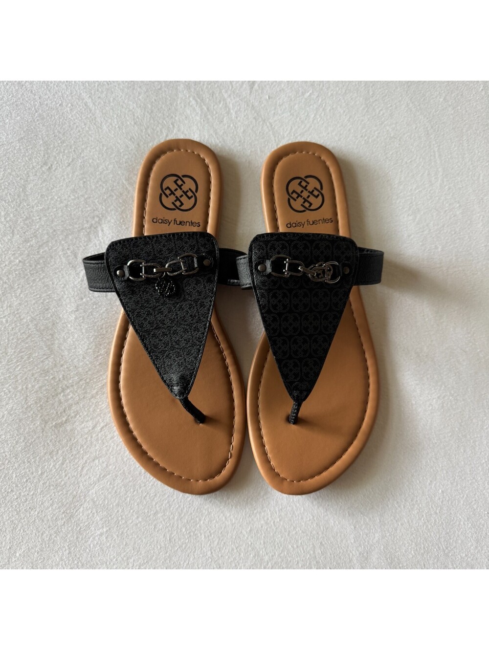 Daisy Fuentes Thong Sandals Womens 6.5 Black Faux Leather Charm Chain Minimalist